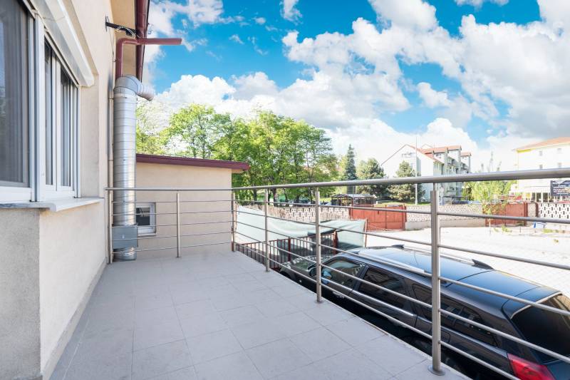 Na predaj 7-izb. RD s obchod. priestorom, Dun. Streda - Balkón v Dunajskej Strede s výhľadom na okolie budov a parku.