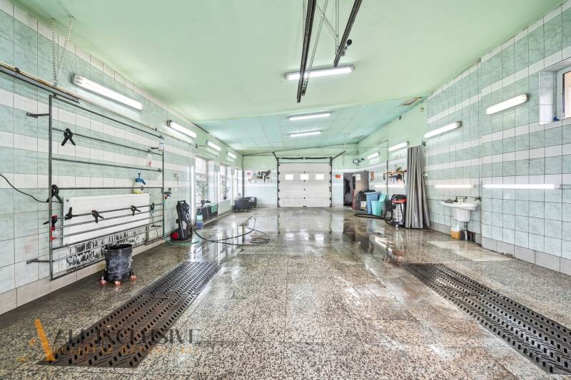 Na predaj 7-izb. RD s obchod. priestorom, Dun. Streda - Interiérová umývacia hala s mokrou podlahou a svetelnými trubicami na strope.