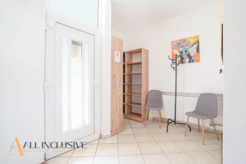 Na predaj 7-izb. RD s obchod. priestorom, Dun. Streda - Interiér budovy so vstupnými dverami, dlažbou, poličkou, dvoma stoličkami a vešiakom.