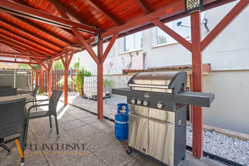 Na predaj 7-izb. RD s obchod. priestorom, Dun. Streda - Altánok v Dunajskej Strede s grilom a záhradným nábytkom, štrkove lôžko.