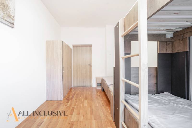 Na predaj 7-izb. RD s obchod. priestorom, Dun. Streda - Interiér s poschodovou posteľou, skrine a podlaha s dreveným dekorom.