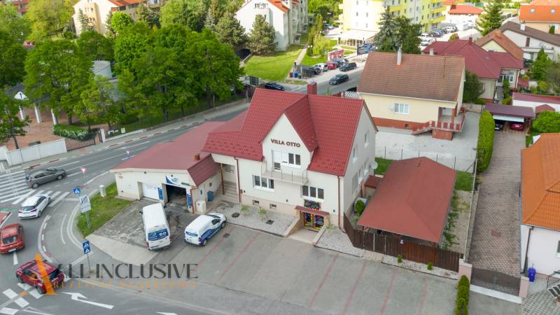 Na predaj 7-izb. RD s obchod. priestorom, Dun. Streda - Budova Villa Otto v Dunajskej Strede s červenou strechou a parkoviskom.
