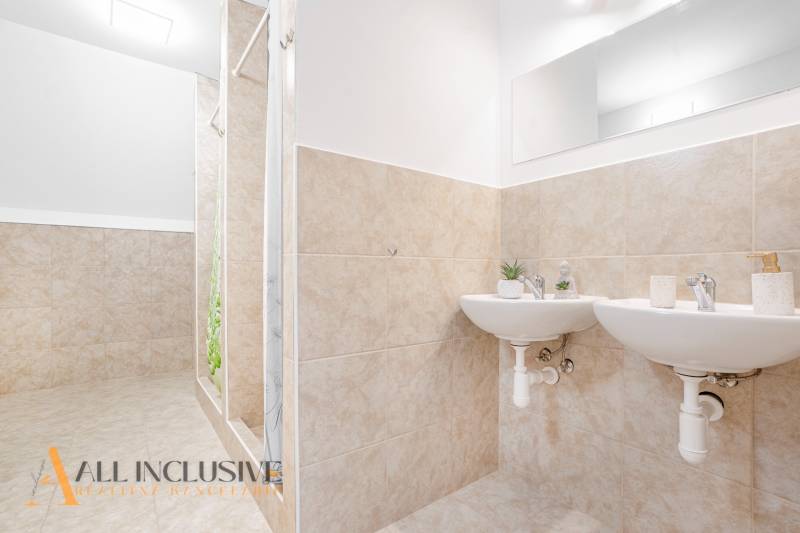 Na predaj 7-izb. RD s obchod. priestorom, Dun. Streda - Kúpeľňa s dvomi umývadlami a sprchou, dekoratívne kachličky a zrkadlo v budove.