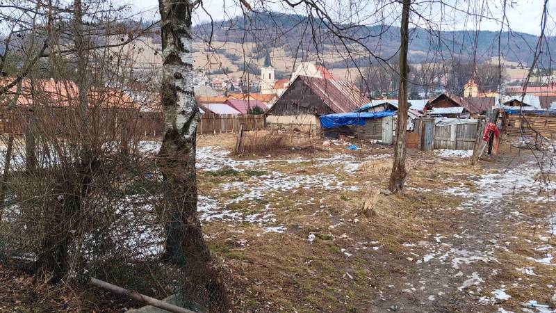 Nálepkovo – 99 m2 STAVEBNÝ pozemok v obci - Zasnežené záhrady v Nálepkove s chatkami a výhľadom na kopce a kostol.