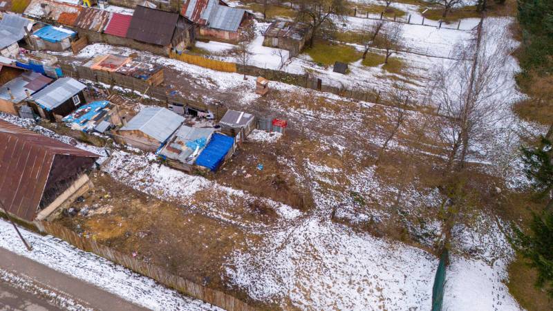 Nálepkovo – 99 m2 STAVEBNÝ pozemok v obci - Zimná záhrada v Nálepkove so zasneženými chatkami a stromami, kontrastujúci s hnedou pôdou.