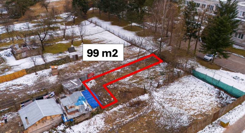 Nálepkovo – 99 m2 STAVEBNÝ pozemok v obci - Záhrady v Nálepkove, ohradený pozemok 99 m², zasnežený terén, stromy, budovy.