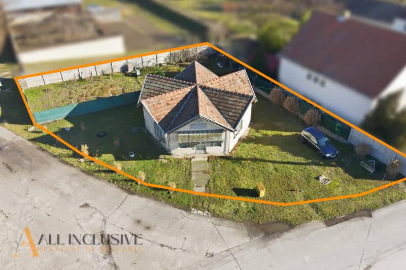 Na predaj stavebný pozemok (778 m²), Zemianska Olča - Pozemok na predaj pre bývanie v Zemianskej Olči s domom a zatrávnenou plochou.