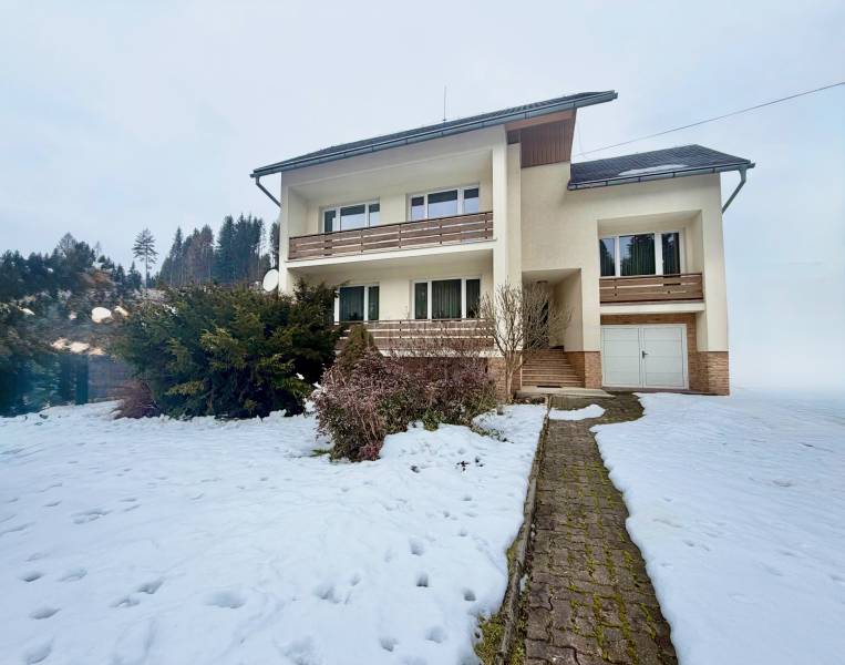 Prenájom exkluzívneho domu v Čadci- Čadečke - Rodinný dom na Čadečke v Čadci obklopuje zasnežená záhrada a bezúdržbové kríky.