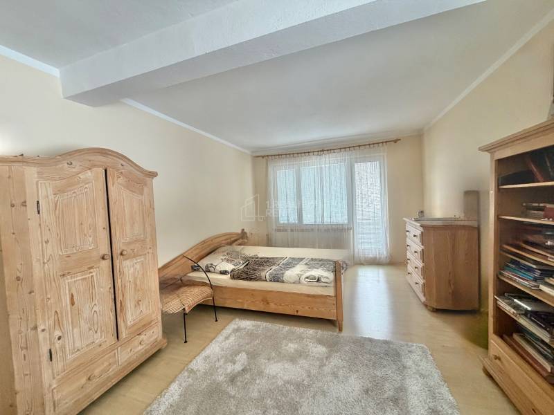 Prenájom exkluzívneho domu v Čadci- Čadečke - Spálňa v rodinnom dome s dreveným nábytkom a podlahou s dreveným dekorom.