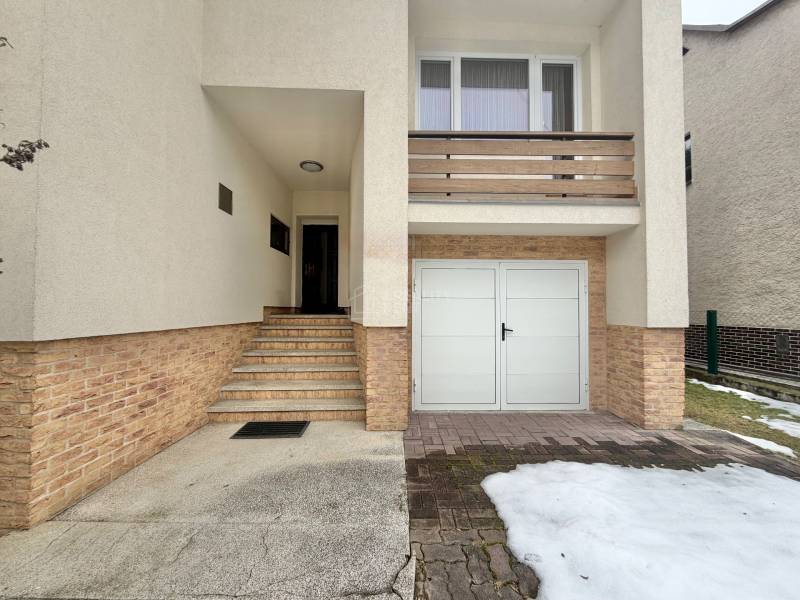 Prenájom exkluzívneho domu v Čadci- Čadečke - Rodinný dom na Čadečke v Čadci so schodmi a garážou, zvyšky snehu na príjazdovej ceste.