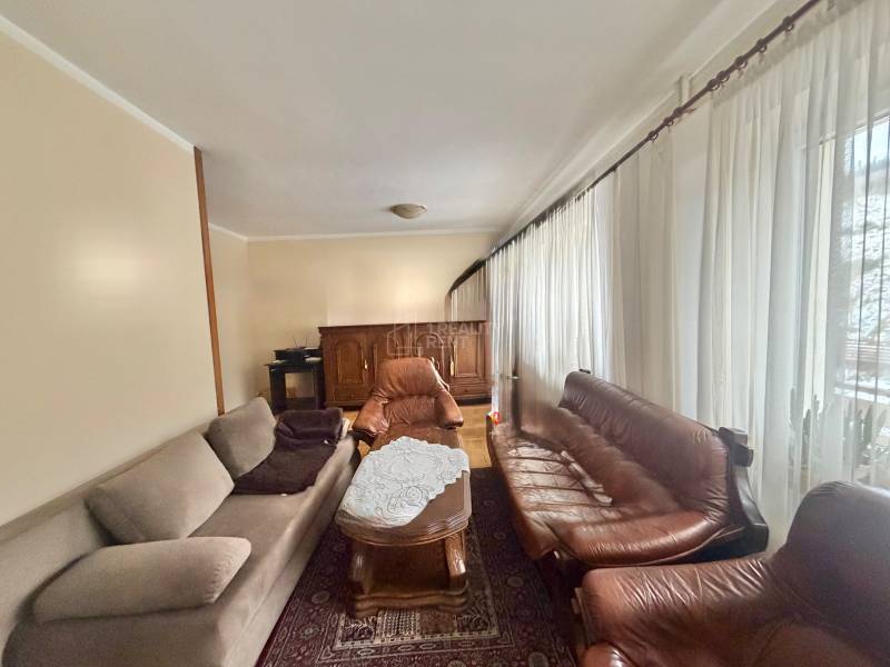 Prenájom exkluzívneho domu v Čadci- Čadečke - Obývacia izba s pohovkami a konferenčným stolíkom v rodinnom dome.