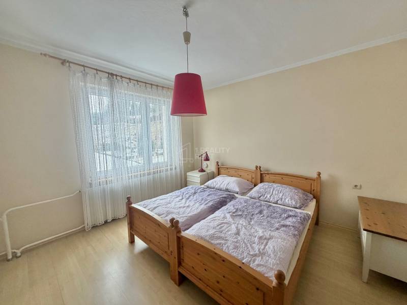 Prenájom exkluzívneho domu v Čadci- Čadečke - Spálňa s dvojlôžkom a lustrom v rodinnom dome s podlahou s dreveným dekorom.