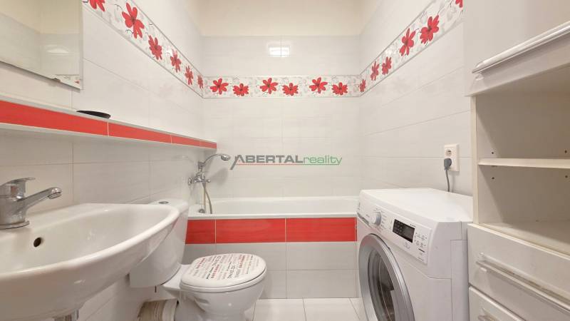 Predaj - dvojgarsónka s loggiou, Holíčska, Bratislava -Petržalka - Kúpeľňa s vaňou, umývadlom a pračkou v dvojgarsónke.