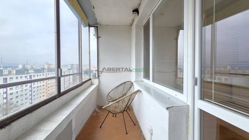 Predaj - dvojgarsónka s loggiou, Holíčska, Bratislava -Petržalka - Zasklený balkón dvojgarsónky ponúka výhľad na Petržalku, ulicu Holíčska a okolie.