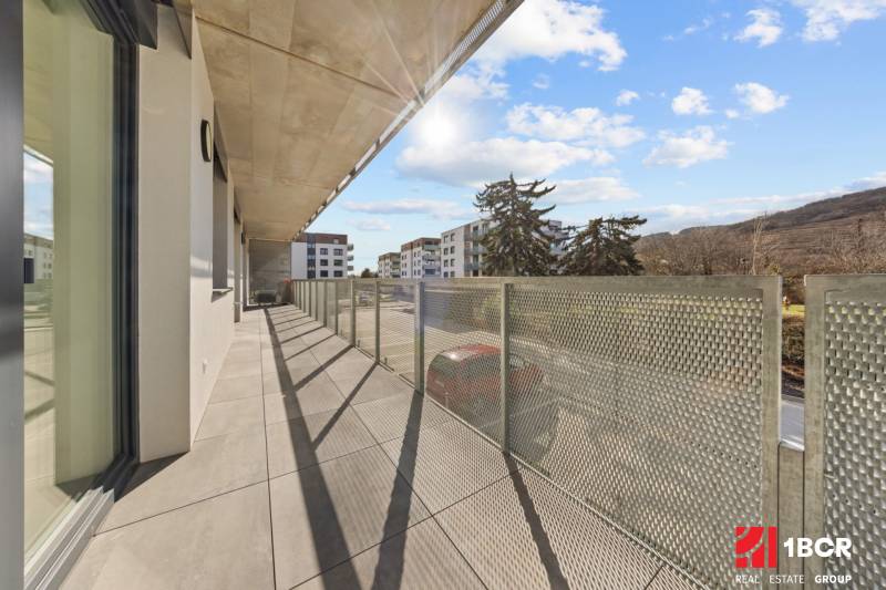 PROJEKT POD VINICOU | 4-IZB. BYT, UZAVRETÝ AREÁL, HOLOBYT, NOVOSTAVBA - Balkón 4-izbového bytu na Skalickej ceste v Bratislave - Novom Meste s výhľadom na prírodu.