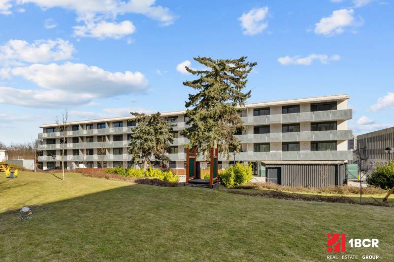 PROJEKT POD VINICOU | 4-IZB. BYT, UZAVRETÝ AREÁL, HOLOBYT, NOVOSTAVBA - Bytový dom so štyrmi poschodiami, obklopený trávnikom, Bratislava - Nové Mesto, Skalická cesta.