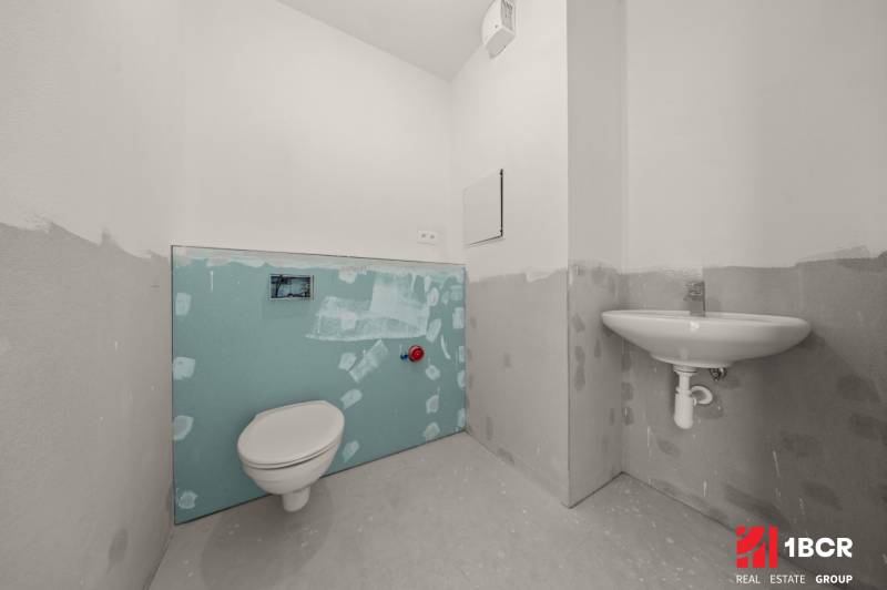 PROJEKT POD VINICOU | 4-IZB. BYT, UZAVRETÝ AREÁL, HOLOBYT, NOVOSTAVBA - Zariadenie toalety v 4-izbovom byte, pripravené na dokončenie.