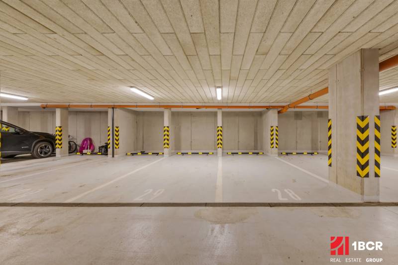 PROJEKT POD VINICOU | 4-IZB. BYT, UZAVRETÝ AREÁL, HOLOBYT, NOVOSTAVBA - Podzemné parkovacie miesta s označenými stĺpmi vo farebnom označení.