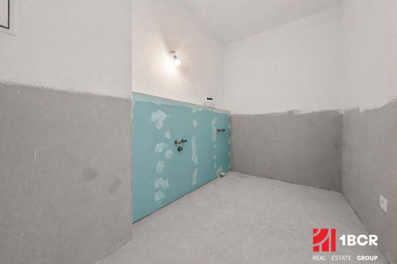 PROJEKT POD VINICOU | 4-IZB. BYT, UZAVRETÝ AREÁL, HOLOBYT, NOVOSTAVBA - Rekonštruovaná miestnosť v 4-izbovom byte s prípravou na inštalácie.