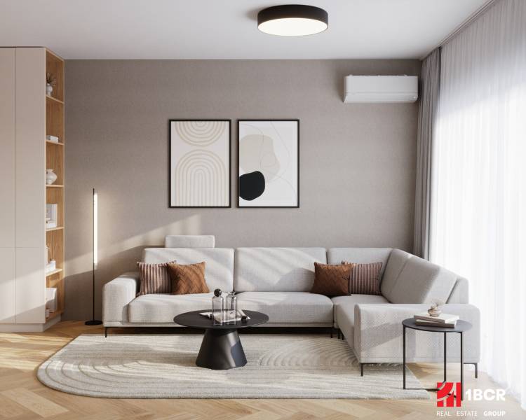 PROJEKT POD VINICOU | 4-IZB. BYT, UZAVRETÝ AREÁL, HOLOBYT, NOVOSTAVBA - Interiér 4-izbového bytu s pohovkou, konferenčným stolíkom a podlahou s dreveným dekorom.