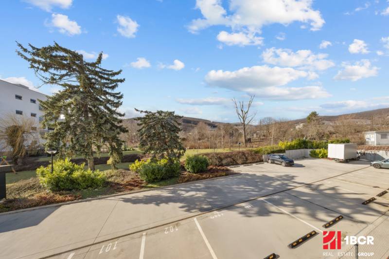 PROJEKT POD VINICOU | 4-IZB. BYT, UZAVRETÝ AREÁL, HOLOBYT, NOVOSTAVBA - Parkovisko pri 4-izbovom byte na Skalickej ceste v Bratislave - Nové Mesto.