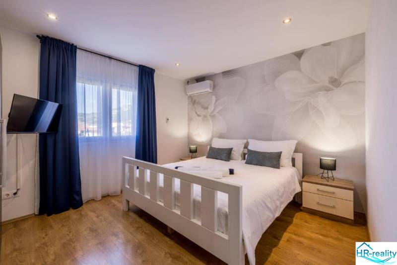 Kaštela(HR)-moderná vila s krásnym výhľadom - Svetlá spálňa s TV, klimatizáciou a podlahou s dreveným dekorom vo Vile.