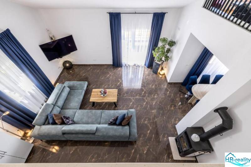 Kaštela(HR)-moderná vila s krásnym výhľadom - Vila s výhľadom na obývačku s modrou sedačkou a mramorovou podlahou.