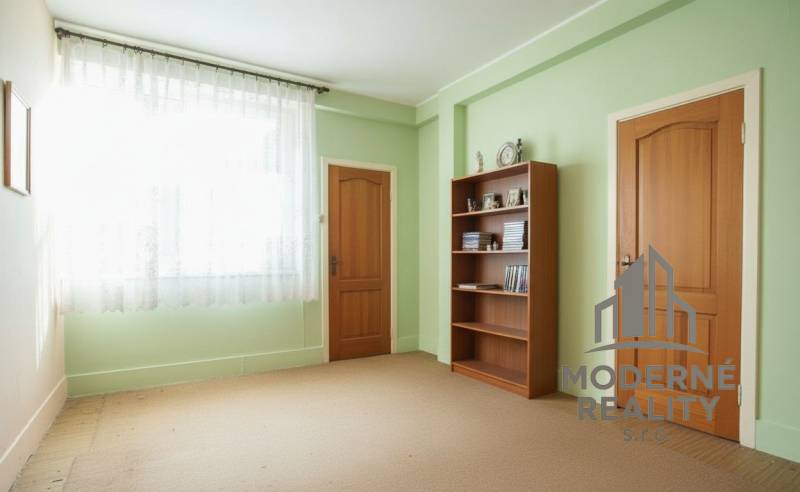 Rodinný dom v centre s garážou, Dvory nad Žitavou, 798m2 - Izba v rodinnom dome s knižnicou, zelenými stenami a dverami z dreveným dekorom.