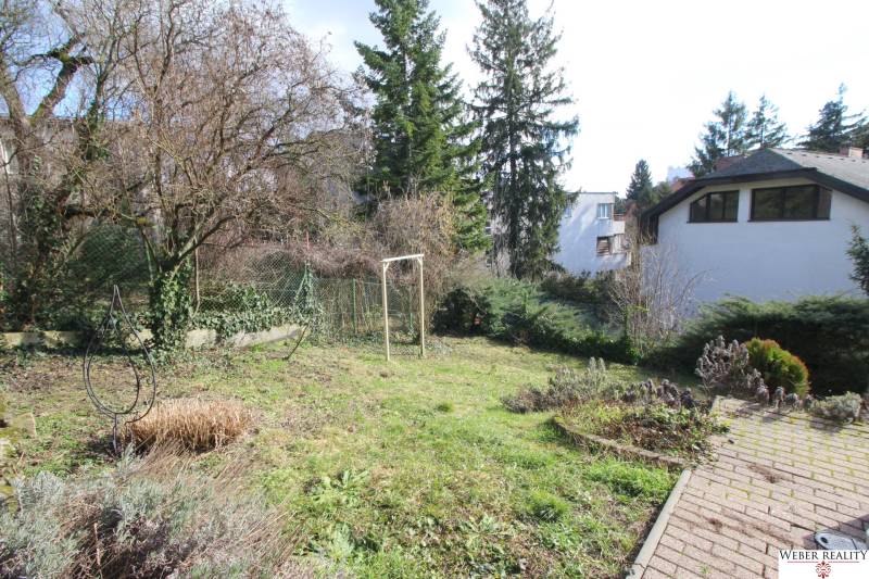 1-izb. kompletne zrekonštr.byt na Hradnom kopci (Lichardova ul.)  - Záhrada s trávnikom a stromami na Lichardovej v Bratislave - Starom Meste.