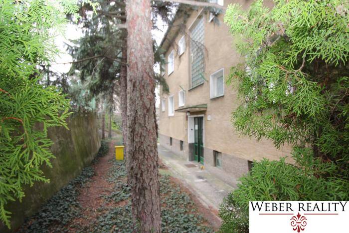 1-izb. kompletne zrekonštr.byt na Hradnom kopci (Lichardova ul.)  - Exteriér budovy na Lichardovej ulici v Bratislave - Staré Mesto, obklopený stromami a kríkmi.