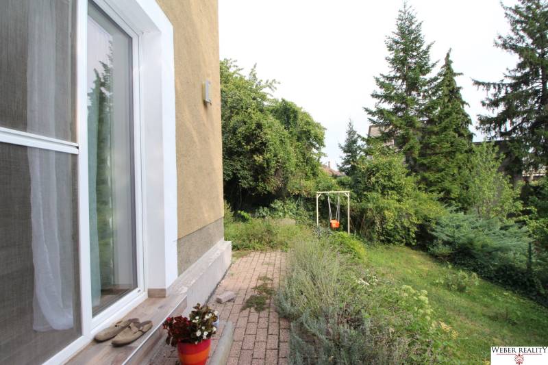 1-izb. kompletne zrekonštr.byt na Hradnom kopci (Lichardova ul.)  - Terasa 1-izbového bytu na Lichardovej ulici, Bratislava - Staré Mesto, s hojdačkou a rastlinami.