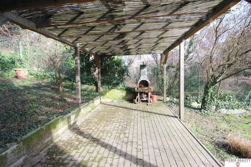 1-izb. kompletne zrekonštr.byt na Hradnom kopci (Lichardova ul.)  - Krytá terasa s grilom v záhrade na Lichardovej ulici, Bratislava - Staré Mesto.