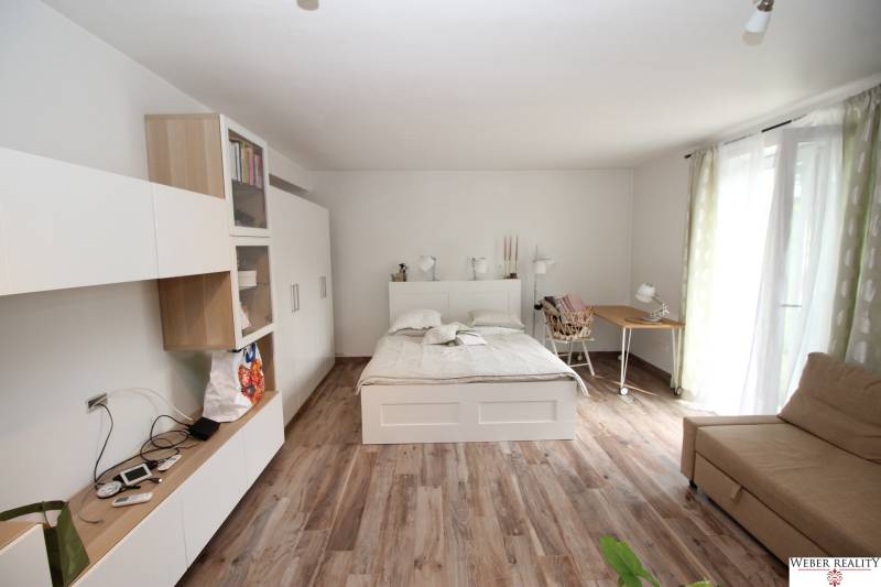 1-izb. kompletne zrekonštr.byt na Hradnom kopci (Lichardova ul.)  - 1-izbový byt s posteľou, sedačkou a skriňou, podlaha s dreveným dekorom.