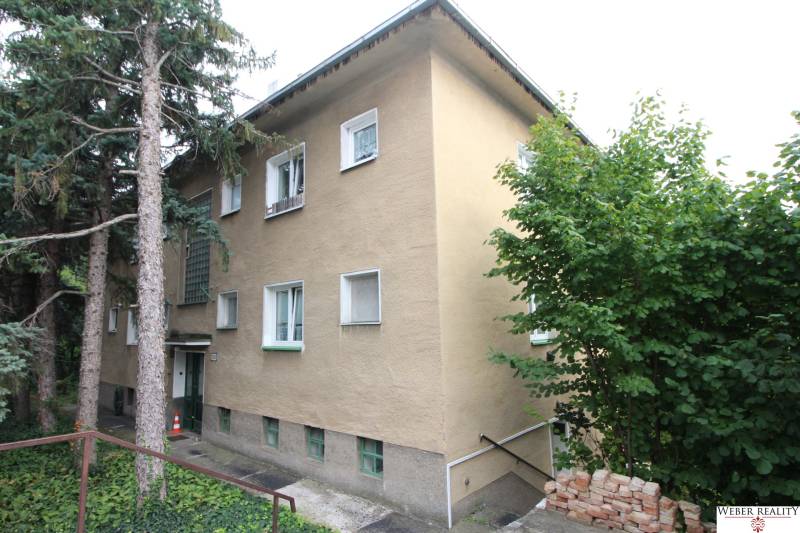 1-izb. kompletne zrekonštr.byt na Hradnom kopci (Lichardova ul.)  - Bytový dom na Lichardovej ulici v Bratislave – Staré Mesto, obklopený zeleňou a stromami.