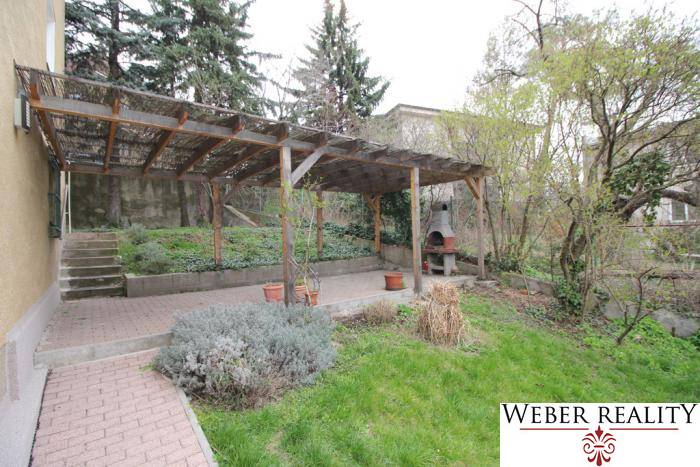 1-izb. kompletne zrekonštr.byt na Hradnom kopci (Lichardova ul.)  - Záhrada s pergolou a stromami pri Lichardovej v Bratislave - Starom Meste.