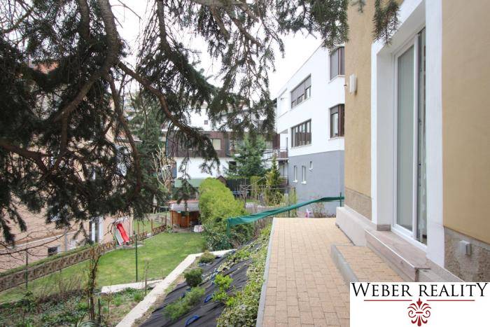 1-izb. kompletne zrekonštr.byt na Hradnom kopci (Lichardova ul.)  - Záhrada 1-izbového bytu na Lichardovej ulici v Starom Meste, Bratislava.