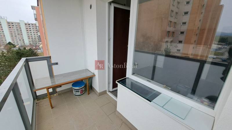 PREDAJ: 1 izbový byt - 37m2, s loggiou, Ružomberok - Za dráhou - Balkón 1-izbového bytu v Ružomberku na ulici Za dráhou s výhľadom na paneláky.