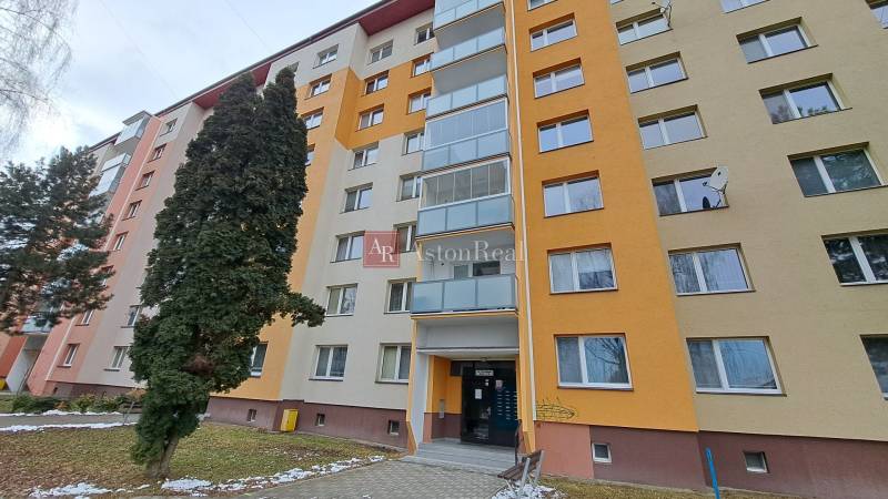 PREDAJ: 1 izbový byt - 37m2, s loggiou, Ružomberok - Za dráhou - Sedemposchodový bytový dom na ulici Za dráhou v Ružomberku obklopený stromami.