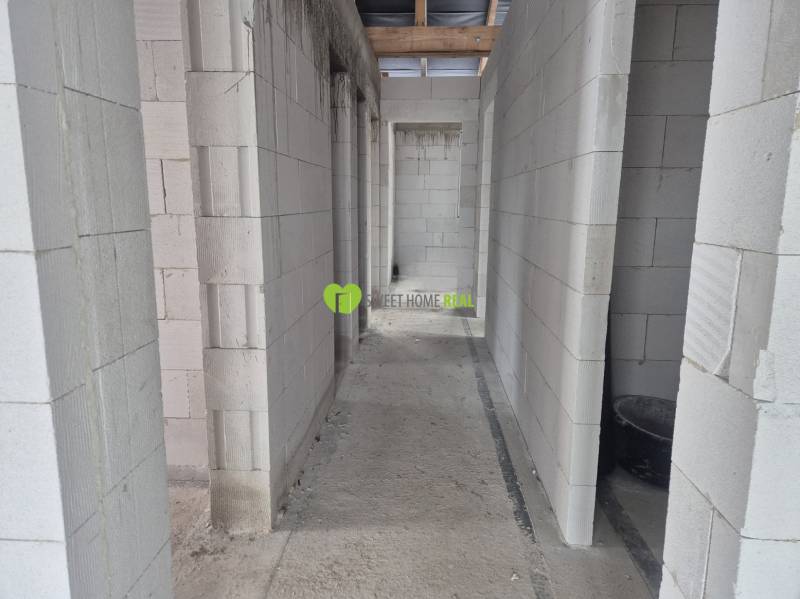 Novostavba 4i RD - Bungalov v obci Bidovce, KE-okolie - Betónové steny stavby v interiéri rodinného domu so stavebným materiálom.