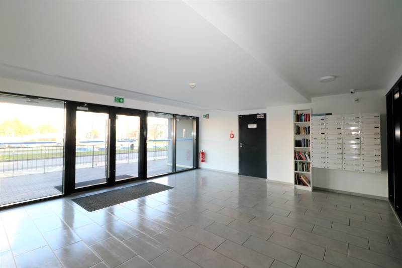 NUERA︱ SLNEČNICE- slnečný 2izbový byt s výhľadom na hrad - Vstupná hala s poštovými schránkami a sklenenými dverami na Zuzany Chalupovej v Bratislave-Petržalke.