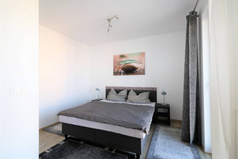 NUERA︱ SLNEČNICE- slnečný 2izbový byt s výhľadom na hrad - Svetlá spálňa v 2-izbovom byte s pohodlnou posteľou a kobercom.