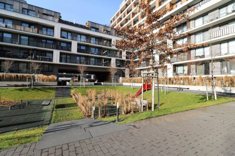 NUERA︱ SLNEČNICE- slnečný 2izbový byt s výhľadom na hrad - Bytový komplex na ulici Zuzany Chalupovej v Bratislave - Petržalke s upraveným dvorom.