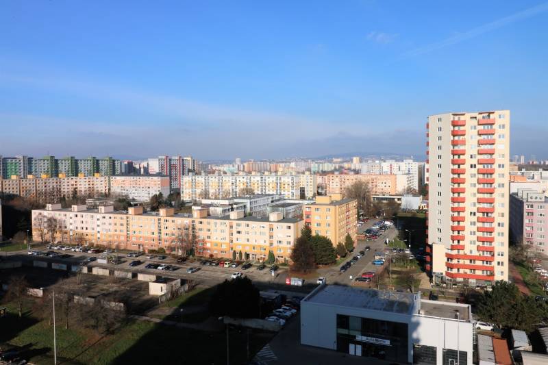 NUERA︱ SLNEČNICE- slnečný 2izbový byt s výhľadom na hrad - Výhľad na sídlisko v Bratislave - Petržalke z ulice Zuzany Chalupovej, 2-izbový byt.