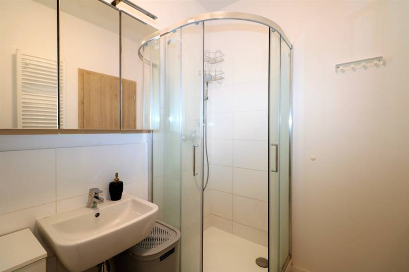 NUERA︱ SLNEČNICE- slnečný 2izbový byt s výhľadom na hrad - Kúpeľňa s umývadlom, sprchovým kútom a zrkadlovou skrinkou v 2-izbovom byte.