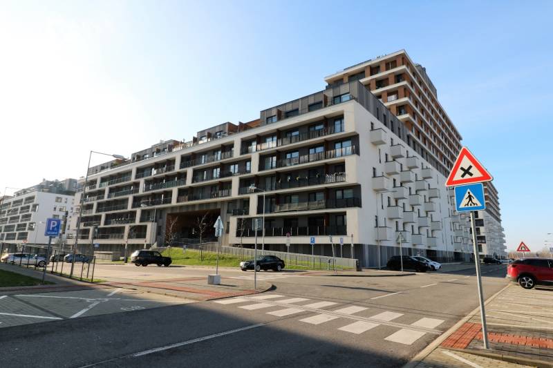 NUERA︱ SLNEČNICE- slnečný 2izbový byt s výhľadom na hrad - Budova na ulici Zuzany Chalupovej v Bratislave - Petržalke s parkovacími miestami.