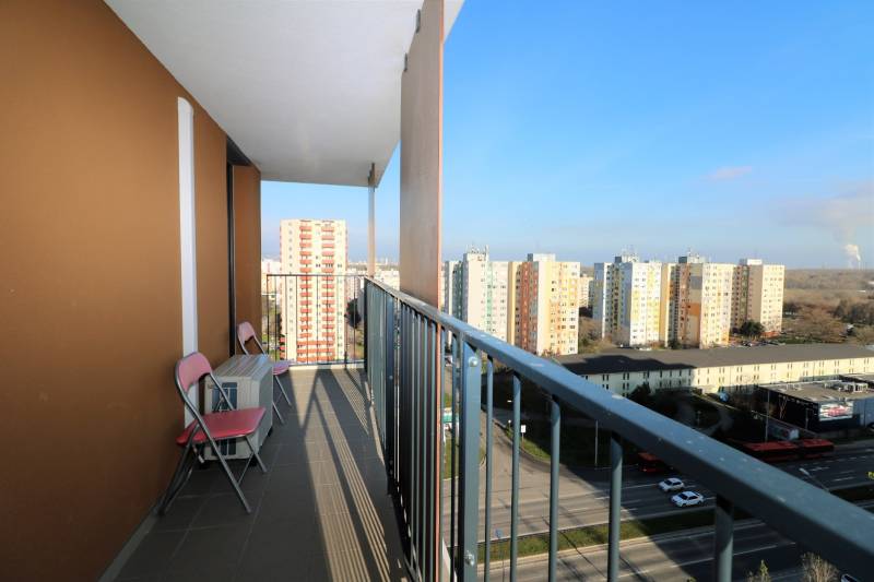 NUERA︱ SLNEČNICE- slnečný 2izbový byt s výhľadom na hrad - Balkón s výhľadom na sídlisko z 2-izbového bytu na Zuzany Chalupovej v Bratislave - Petržalke.