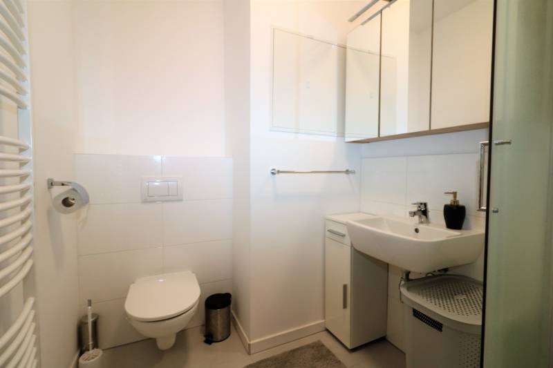 NUERA︱ SLNEČNICE- slnečný 2izbový byt s výhľadom na hrad - Kúpeľňa v 2-izbovom byte s toaletou, umývadlom a zrkadlovou skrinkou.