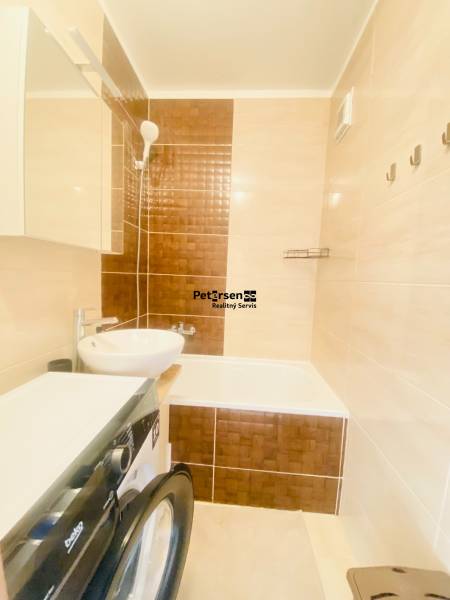 NA PRENÁJOM PEKNÝ 2-IZBOVÝ BYT, TERASA - Kúpeľňa v 2-izbovom byte s umývadlom, vaňou a práčkou.