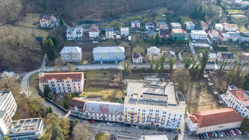 Exkluzívny investičný  pozemok Trenčianske Teplice, 1244m2 - Záber na budovy a pozemky - komerčné na Hurbanovej ulici v Trenčianskych Tepliciach.