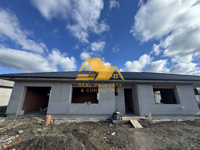 Predám novostavbu rodinného domu s garážou v Nových Zámkoch - Rodinný dom na stavbe na ulici v Nových Zámkoch. Bez hotových okien a dverí.